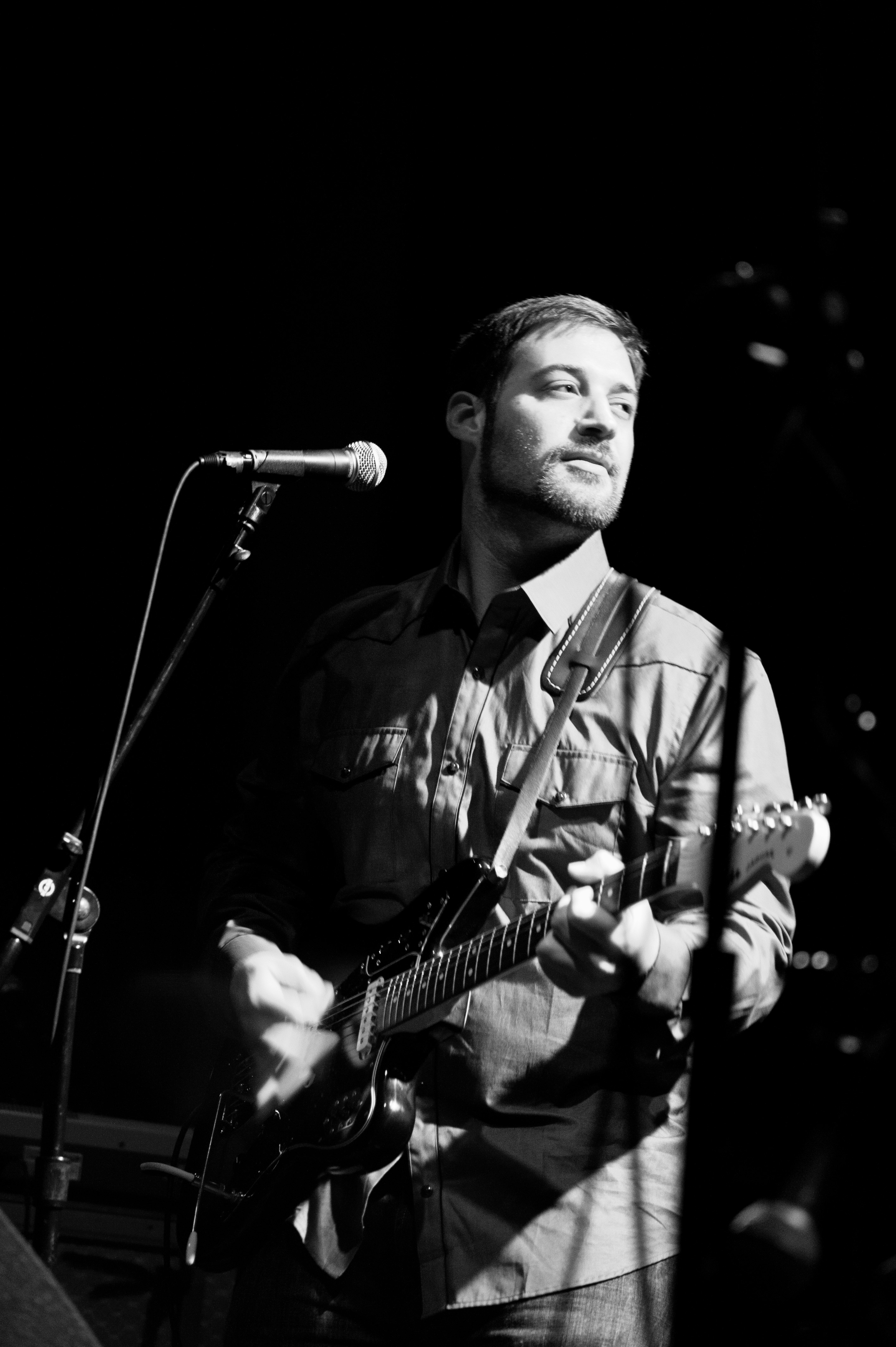 Entertainer playing guitar Jason Ager